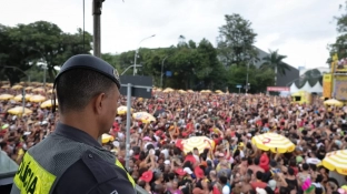 Policiais disfarçados de ETs prendem três por venda de bebida adulterada em megabloco no Ibirapuera