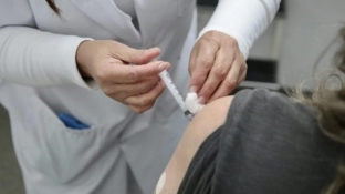 Veja como a vacinação de adultos protege bebês e freia o avanço de doenças consideradas erradicadas