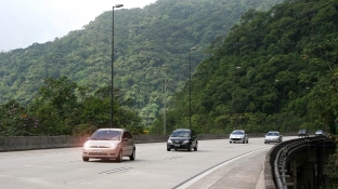 Saiba como funciona o uso de farol em rodovias durante o dia