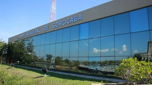 Aumento real a servidores da Câmara é garantido por lei publicada