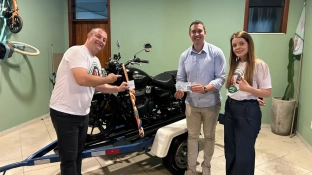 Caio Oliveira ganha moto em rifa e devolve prêmio para ajudar no tratamento de Arthur