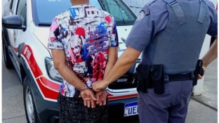 Homem é preso após assaltar pedestre e ser detido por populares no Jardim São Paulo