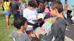 Ação solidária arrecada alimentos com troca de álbum de figurinhas neste sábado (16)