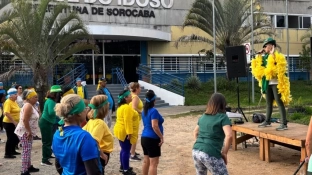 Frequentadores do Clube do Idoso se alternam em atividades para participar do Dia do Desafio