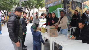 Troca solidária de figurinhas arrecada cerca de uma tonelada de alimentos