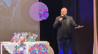 Alunos da rede municipal de ensino lançam livro com poesia de cordel e participam de noites de autógrafos