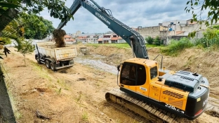 Saae/Sorocaba efetua limpeza e manutenção preventiva em bacia de contenção no bairro Barcelona