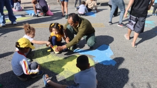 E.M. “Prof.ª Norma Justa Dall’Ara” realiza ação de pintura em via pública com o tema da Copa e envolve alunos, educadores e a comunidade