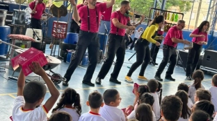 Escolas da rede municipal recebem apresentações do Projeto Orquestra de Sucata, que une música e sustentabilidade