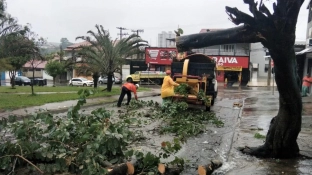 Equipes da Prefeitura de Sorocaba trabalham na limpeza e liberação de vias