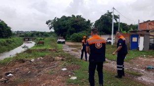 Defesa Civil visita e orienta moradores de áreas afetadas pela chuva do último sábado (7)