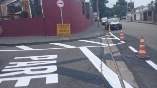 Prefeitura implanta sentido único de tráfego em rua no Jardim América