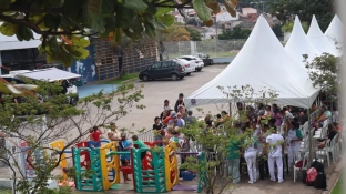 Prefeitura entrega mais de 900 cestas básicas a famílias em situação de vulnerabilidade em vários bairros da cidade