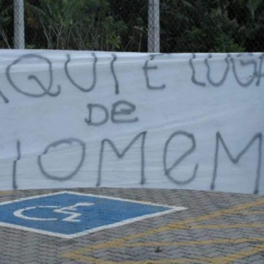 Torcida Organizada protesta contra beijo de Emerson Sheik em Amigo