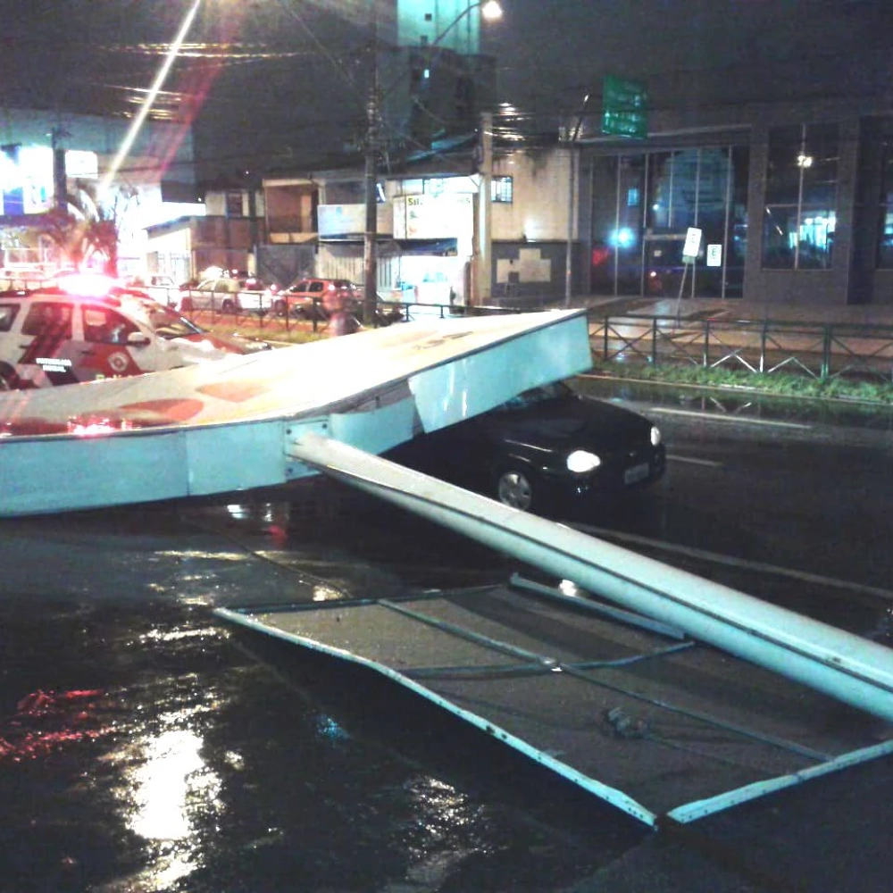 Totem de loja de pneus cai sobre carro na avenida Itavuvu durante temporal; Ocupantes do automóvel saíram ilesos