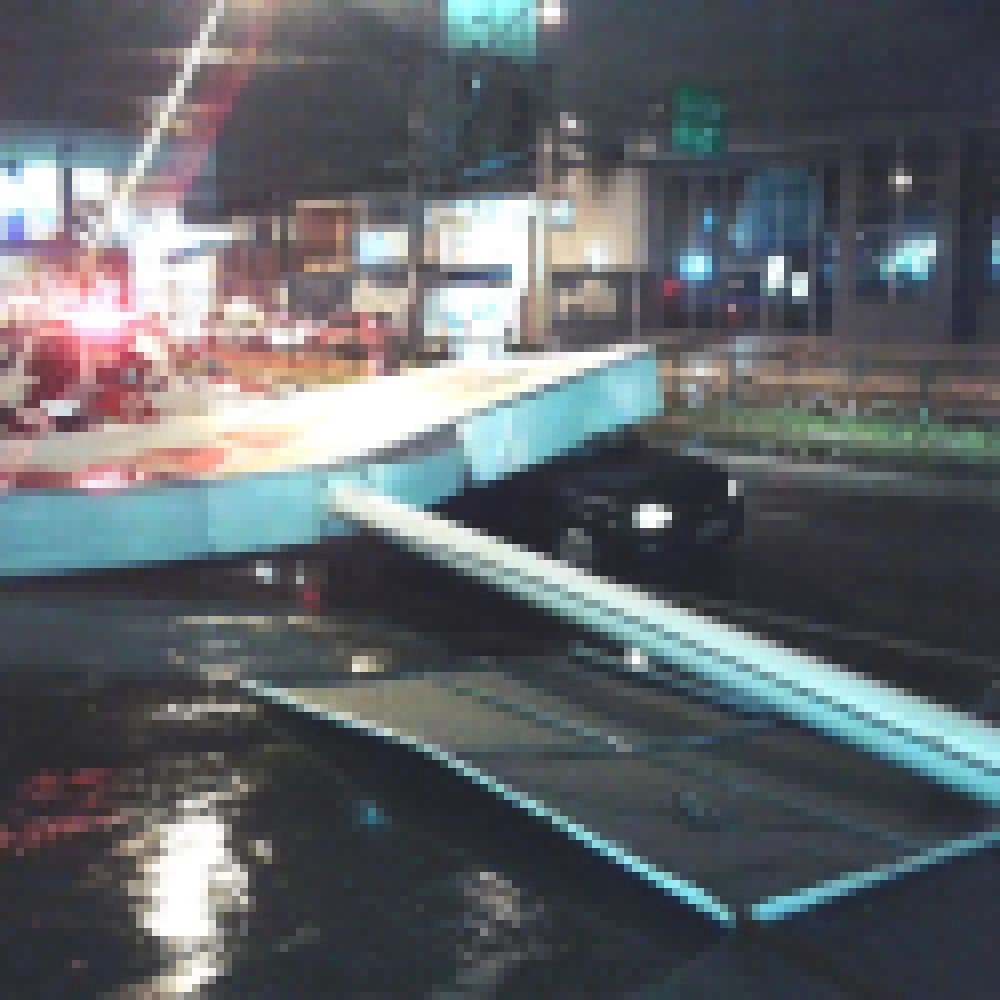 Totem de loja de pneus cai sobre carro na avenida Itavuvu durante temporal; Ocupantes do automóvel saíram ilesos