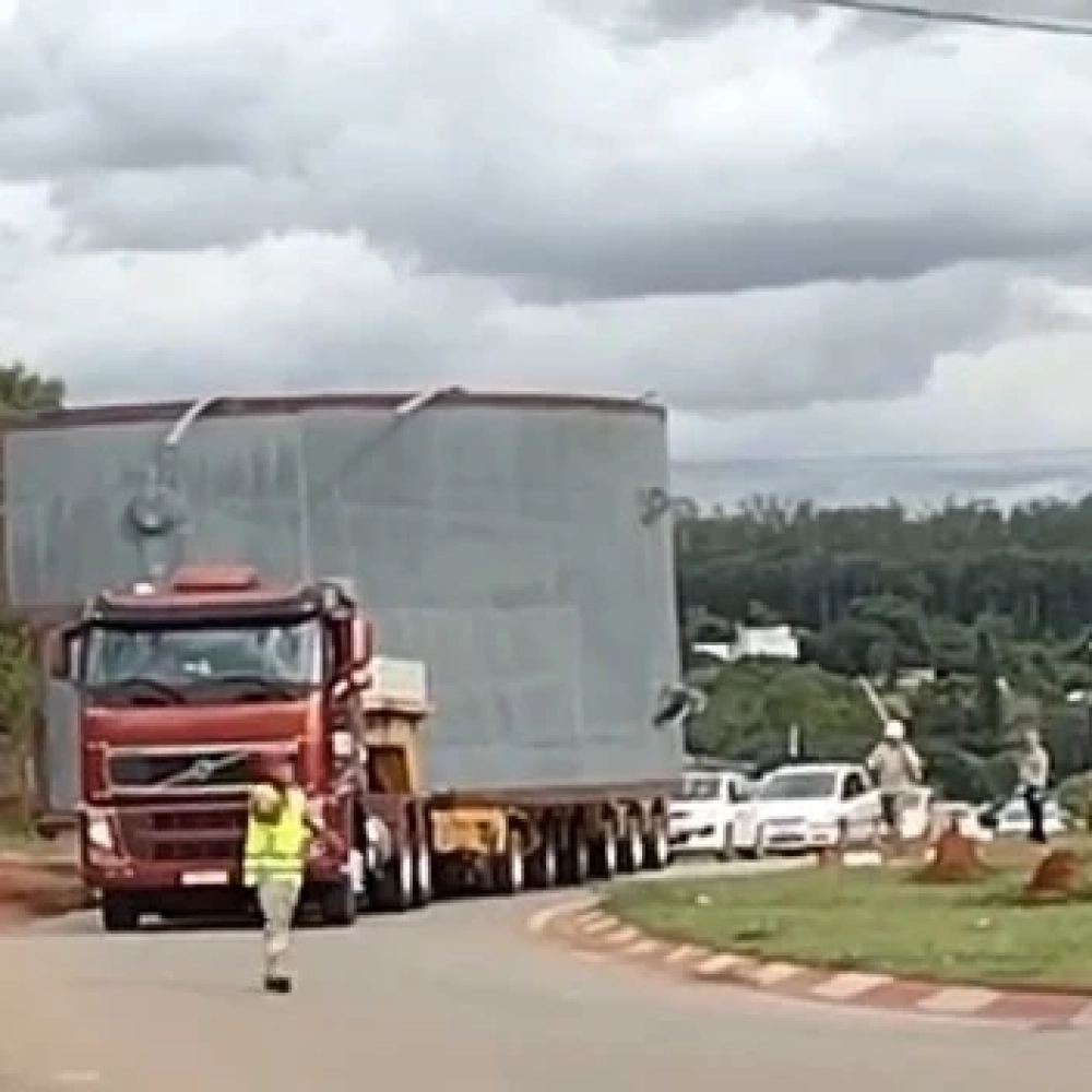 Transporte de peça para ARAMAR complica o Trânsito