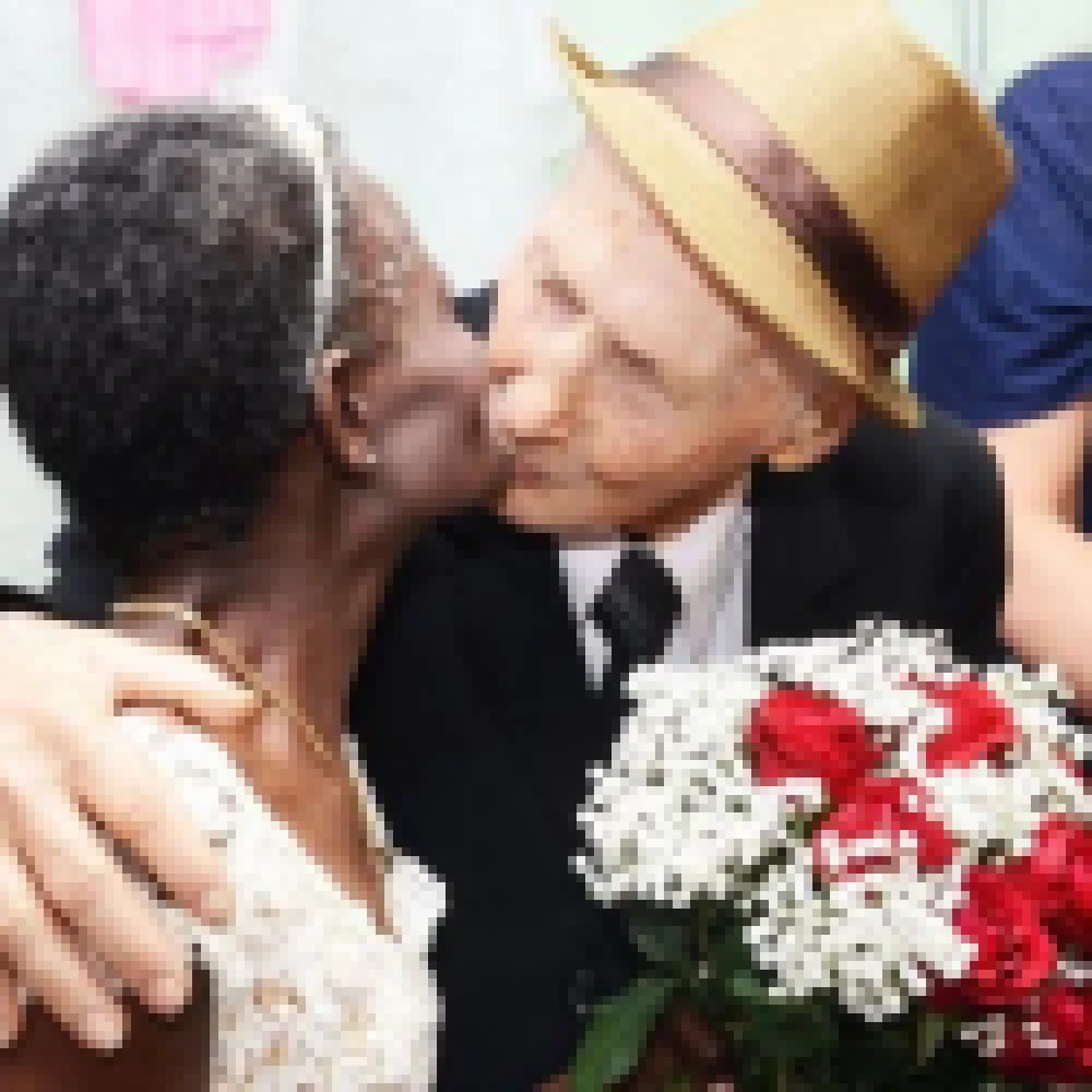 UBS Aparecidinha faz festa de casamento para idosos