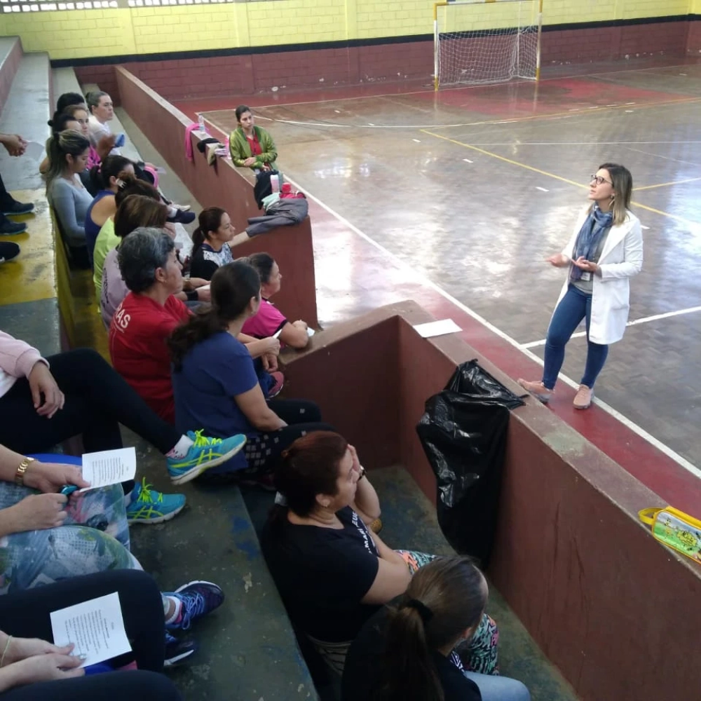 UBS Maria Eugênia realiza capacitação sobre alimentação saudável para idosos do grupo de caminhada