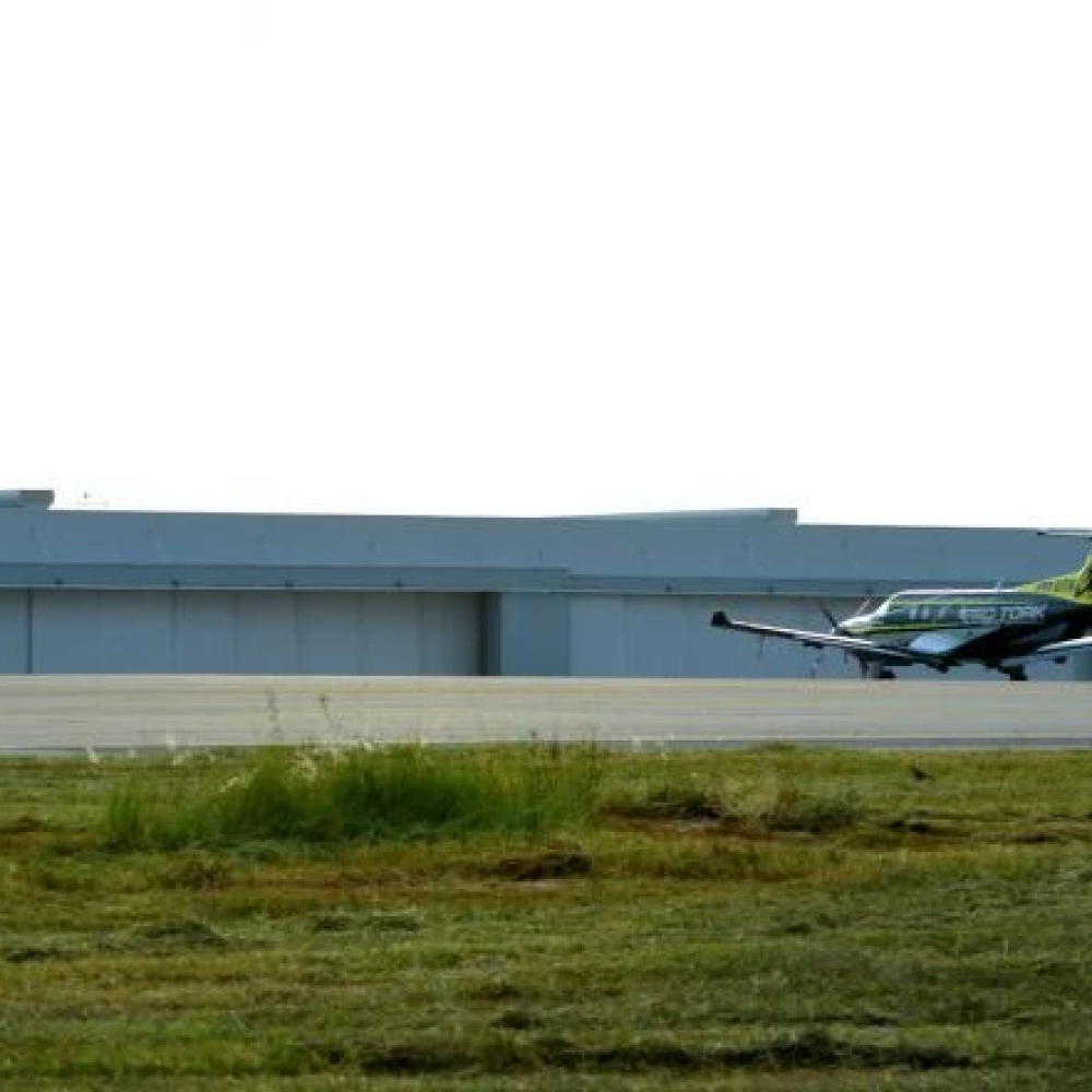 Um avião pousa ou decola do aeroporto de Sorocaba a cada dez minutos