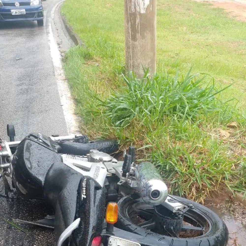 Uma pessoa morre após colisão entre moto e caminhão no Éden