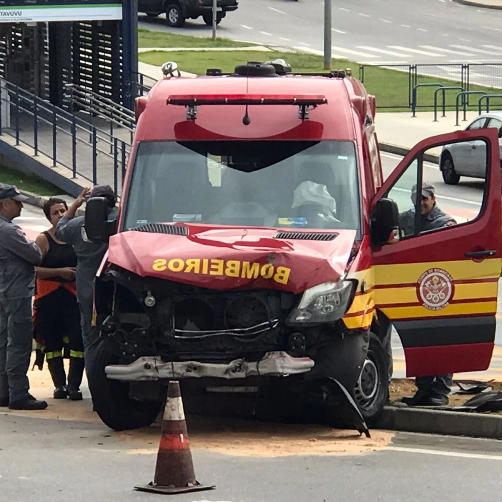 Unidade de Resgate dos Bombeiros e outro veículo colidem na Avenida Itavuvu