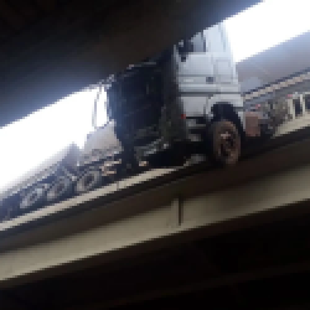 URGENTE: Motorista bate contra barreira e caminhão fica pendurado na rodovia da Raposo Tavares
