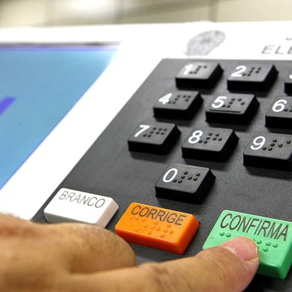Urnas são danificadas em atos de vandalismo na EE Humberto de Campos; Votação não foi afetada