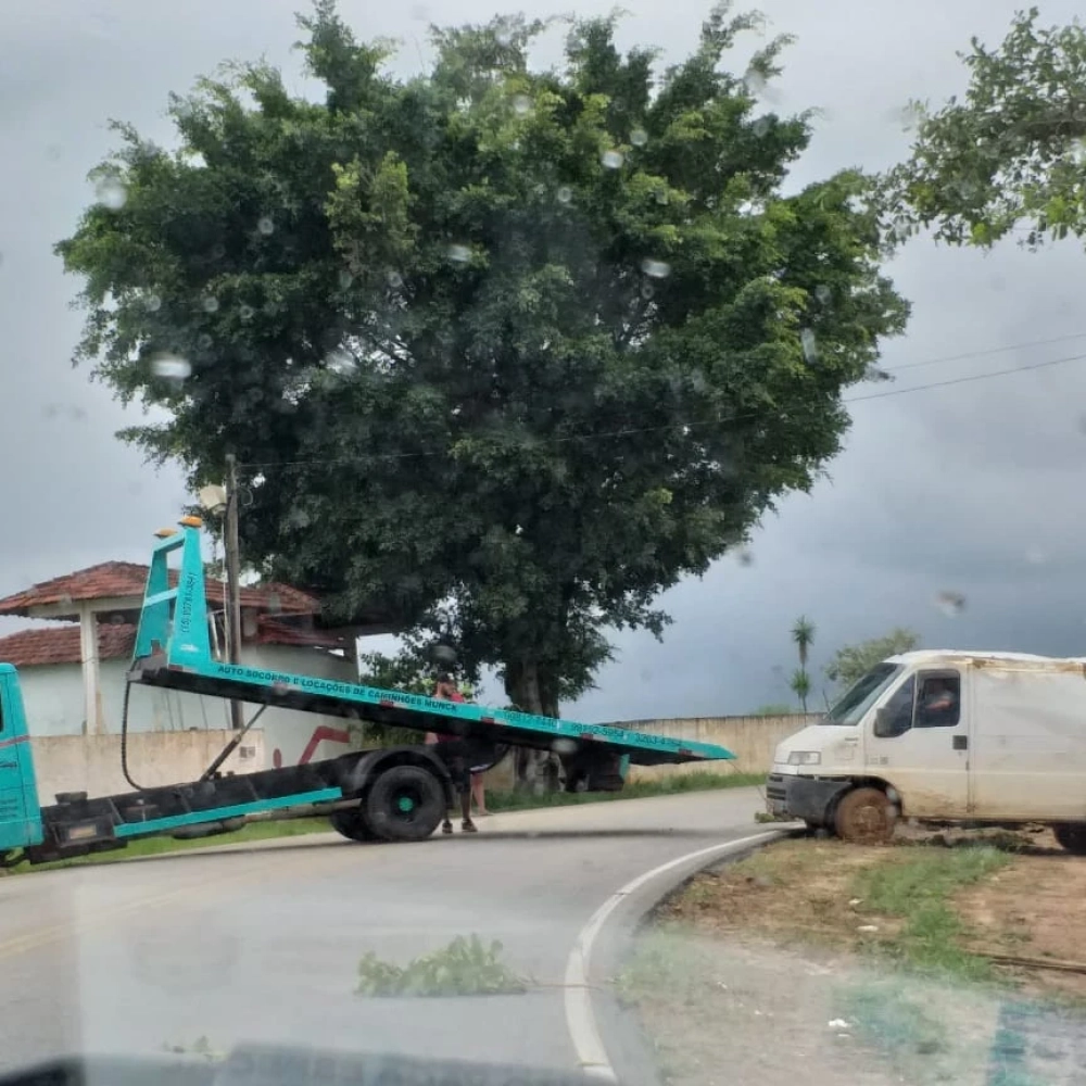 Van capota na estrada Iperó-Sorocaba
