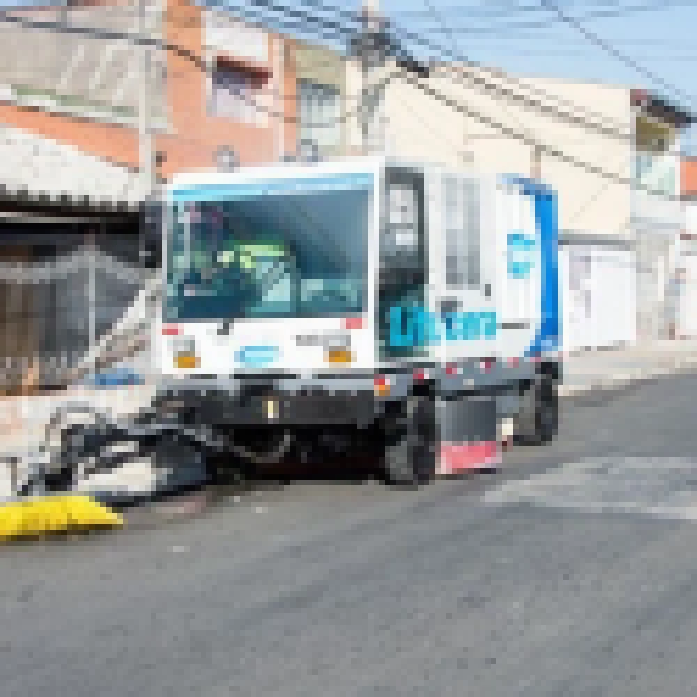 Varredeira mecânica é testada na limpeza urbana