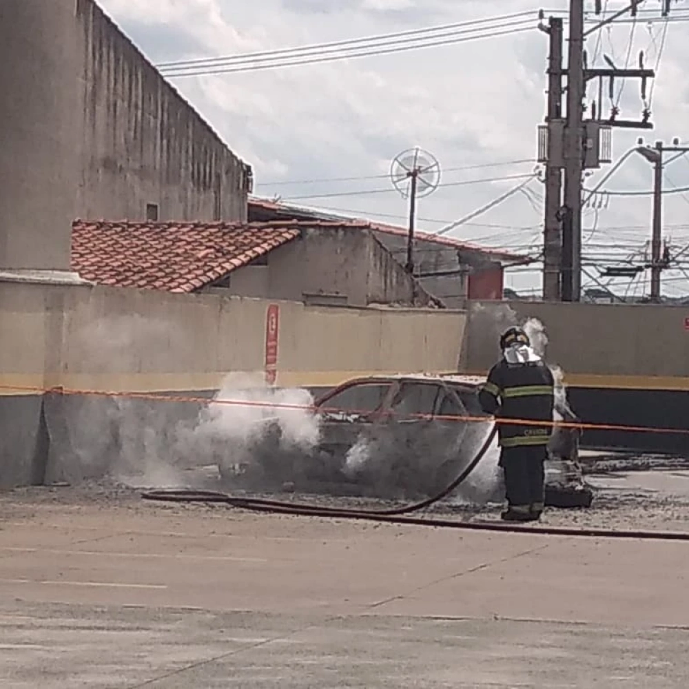 Veículo pega fogo em estacionamento de supermercado na avenida Itavuvu
