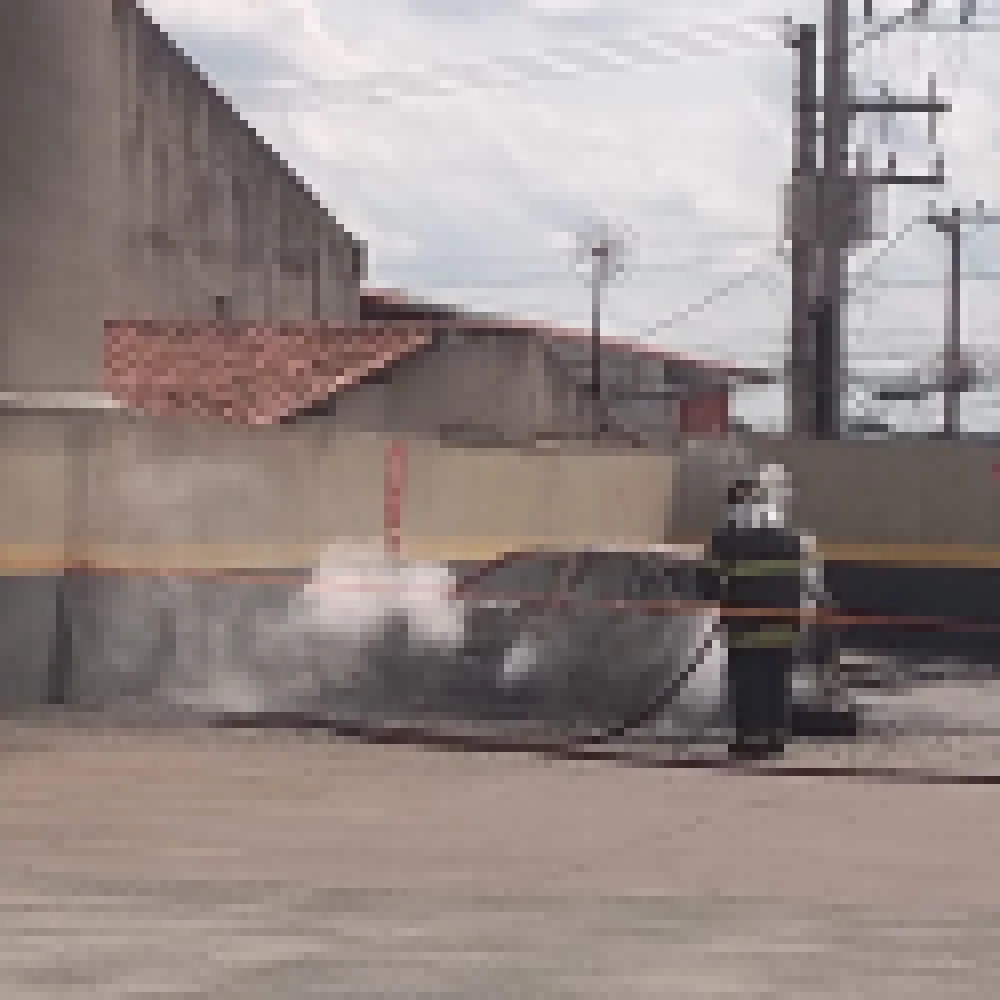 Veículo pega fogo em estacionamento de supermercado na avenida Itavuvu
