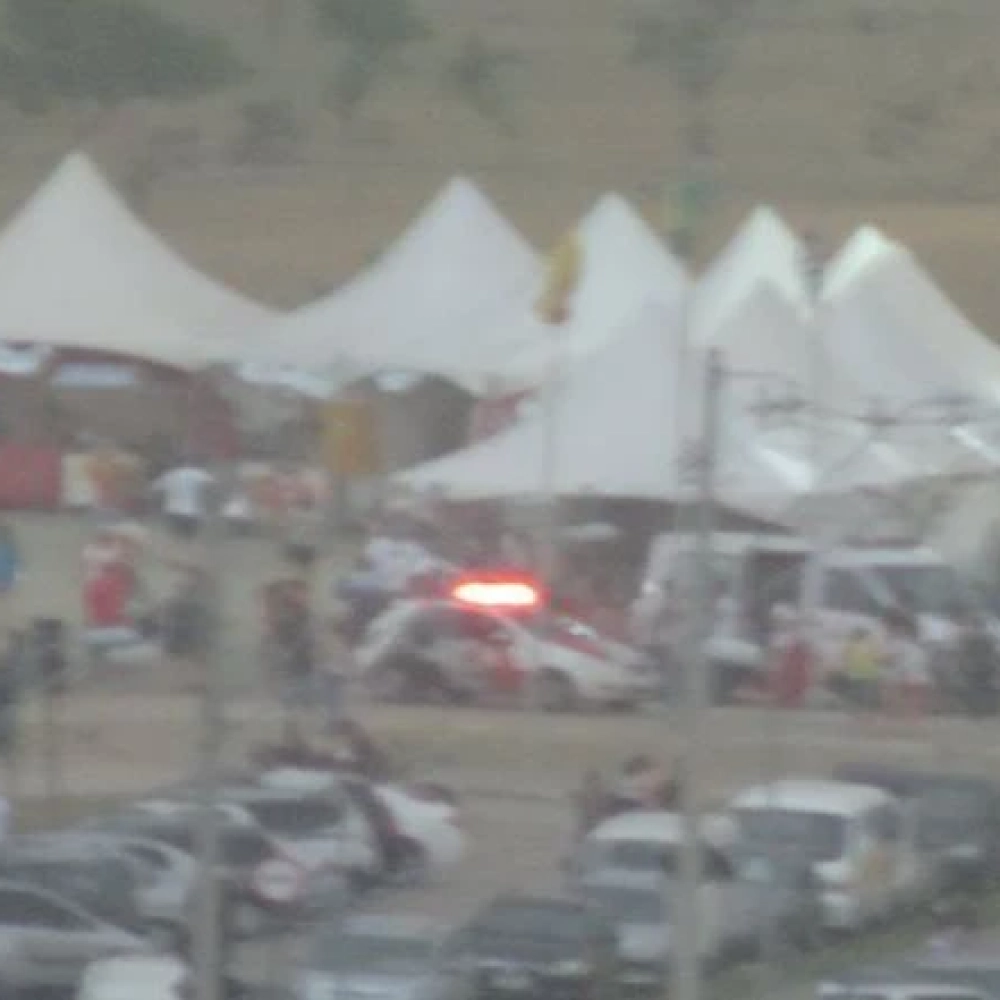 Ventania derruba barracas e arrasta cadeiras e mesas da Festa Japonesa