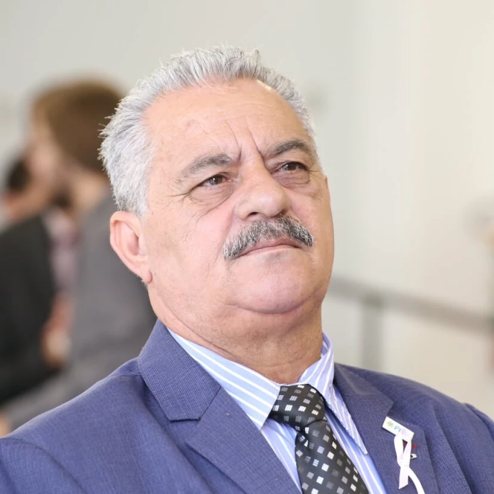 Vereador cobra retirada de fios e cabos emaranhados em poste