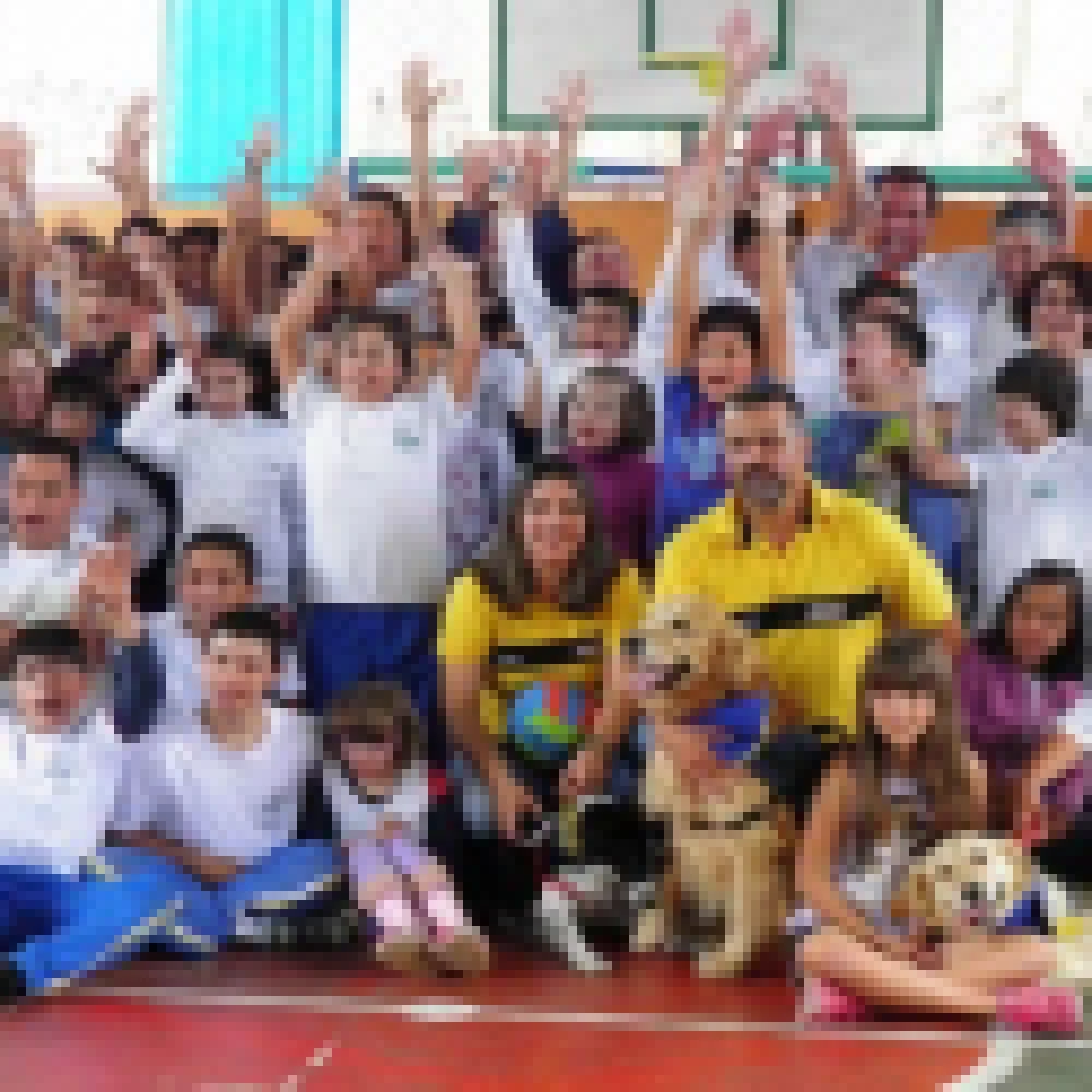 Visita do “Cão-terapia” diverte alunos da APAE Sorocaba