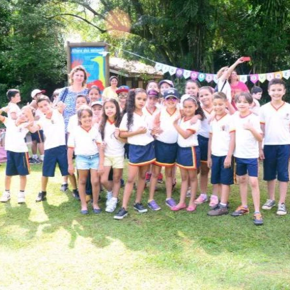 Zoo recebe alunos para confraternização de projeto solidário